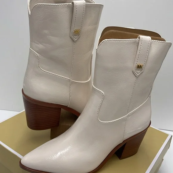 Michael Kors WAVERLY HEELED BOOTIE FAUX LEATHER
49F4WVME6L
LT CREAM - Picture 9 of 16